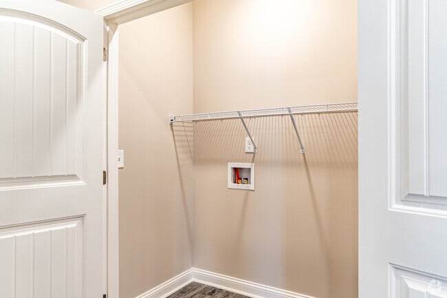 1BR, 1BA 900 SF Laundry
