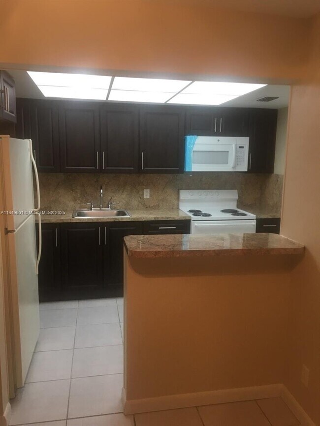 Building Photo - 16801 NE 14th Ave Unit 105 Rental