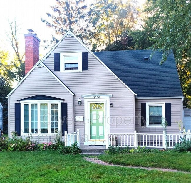 Building Photo - 2220 Monroe Ave NW