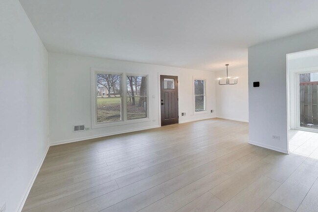 Photo - 1834 Jamestown Cir