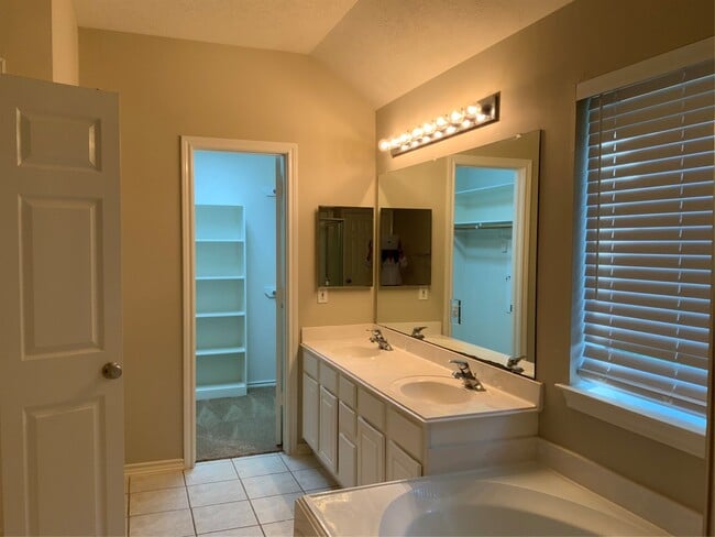 Building Photo - 35 Teakwood Pl