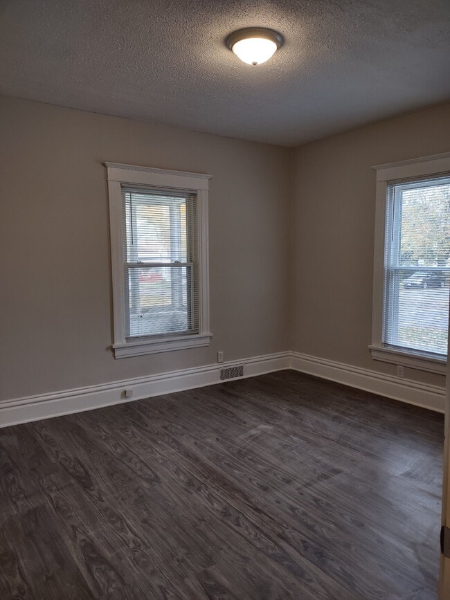 Photo - Updated 2-bedroom | Large Kitchen | Laundry in Building Unit LOWER