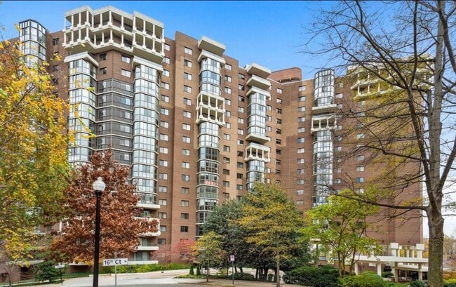 Building Photo - 1600 N Oak St Unit Apt 309