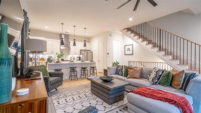 Photo - 694 W Main St