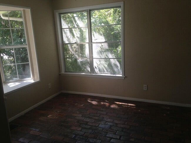 Photo - 1104 N LBJ Dr