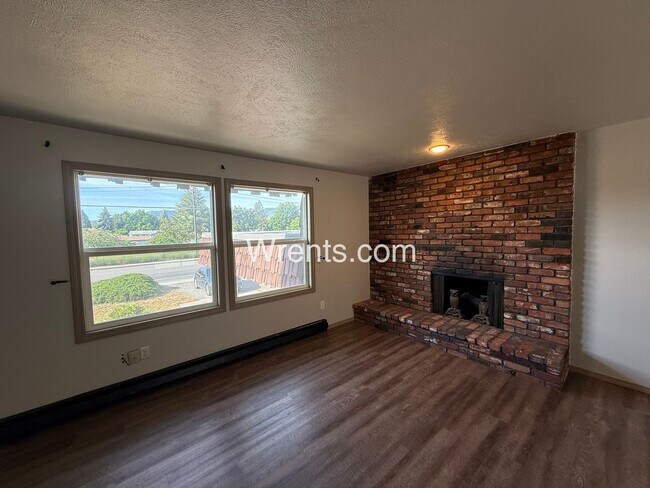11005-11007 E 32nd Ave