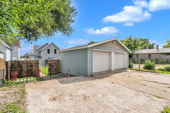 Photo - 1104 W 4th St