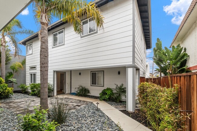 Building Photo - Luxurious Coastal Retreat with Stunning Ocean Views