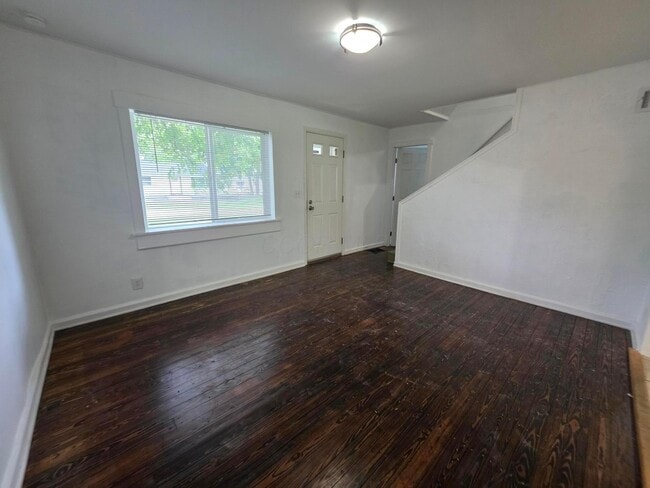 Photo - 1597 Koebel Rd