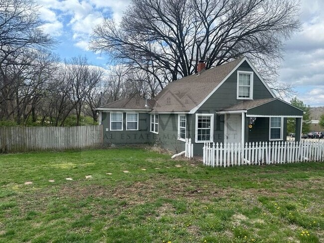 Photo - 10005 E 53rd St, Raytown, MO 64133- 3 bd / 1 ba house in Raytown Rent $1250