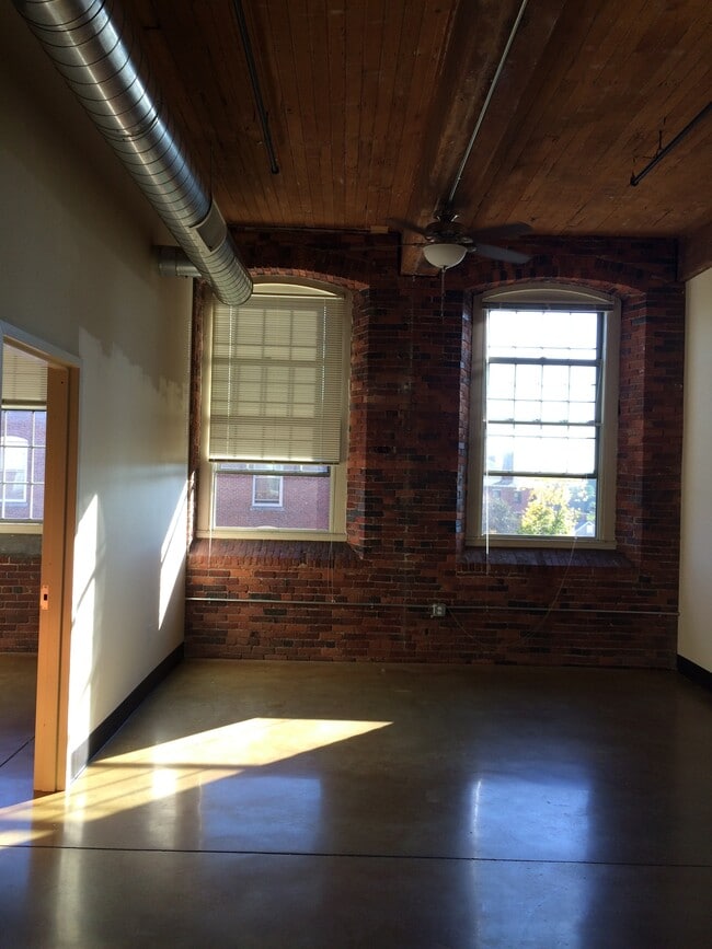 Building Photo - 100 Main St Unit Apt 431