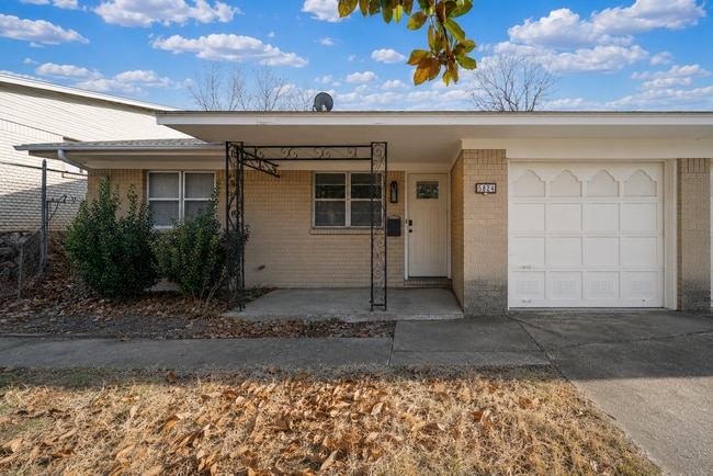 Building Photo - Adorable Home in Midtown!