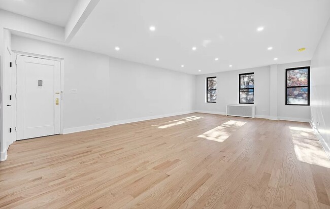 Building Photo - 157 E 37th St Rental