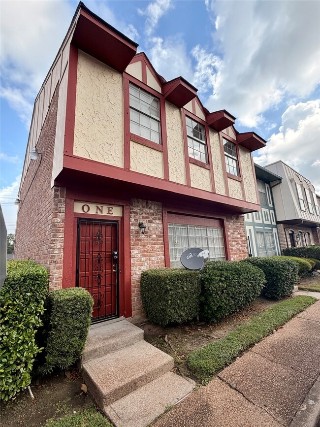 Building Photo - 7700 Creekbend Dr Unit 1