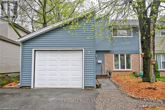 Photo - 7 Ranchwood Crescent