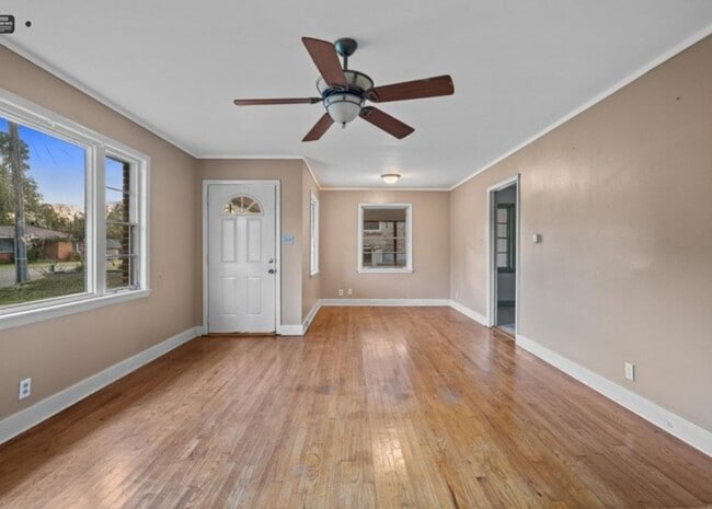 Living Room - 806 Woodlawn Ave