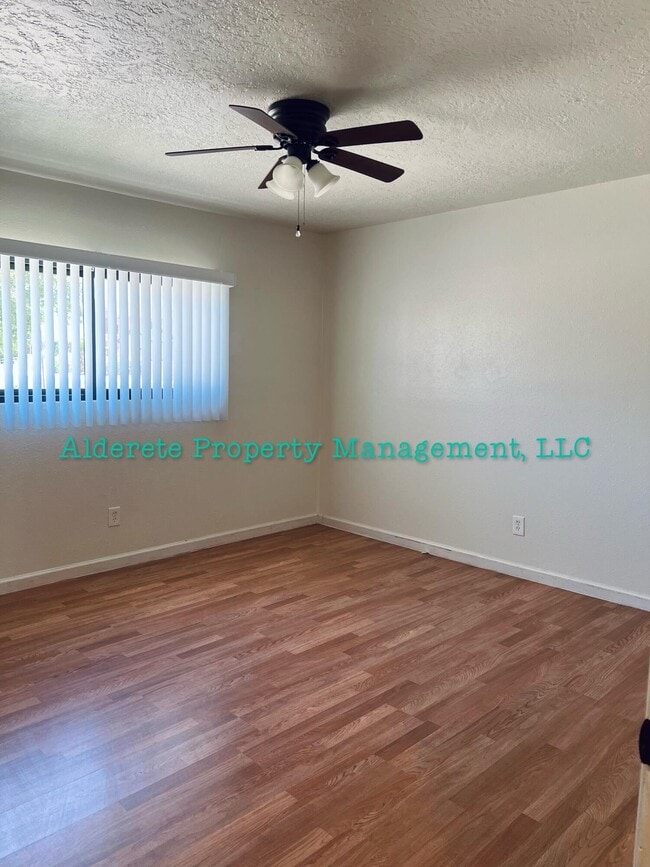 Photo - 208 Cromwell Ave SE