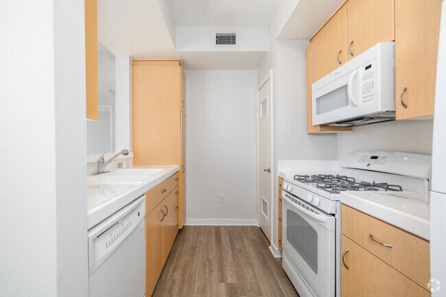 1BR, 1BA - 728SF - Kitchen