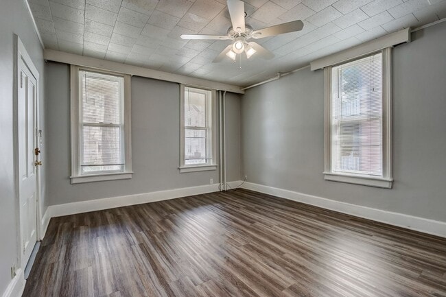 Building Photo - 1811 N Warren Ave Unit Lower Front