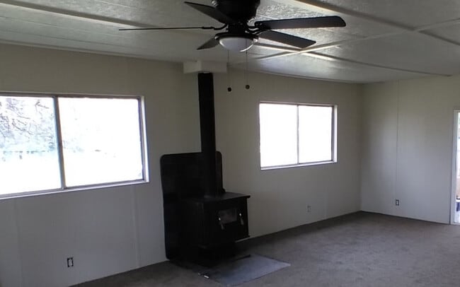 Chimenea en la sala de estar - 26178 Whispering Oak Ln