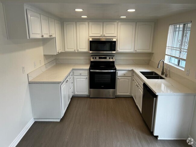 Building Photo - 2 Bedroom Remodeled Townhome with Patio/Ya...