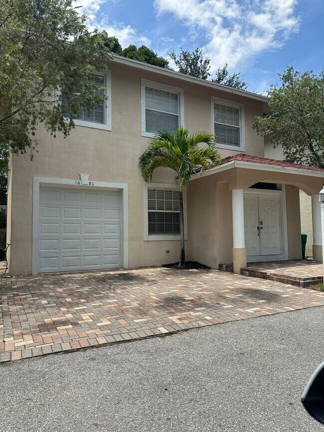Building Photo - Large 3 bed 2 bath home, One car garage