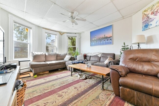 Photo - 748 E 3rd St Unidad 2