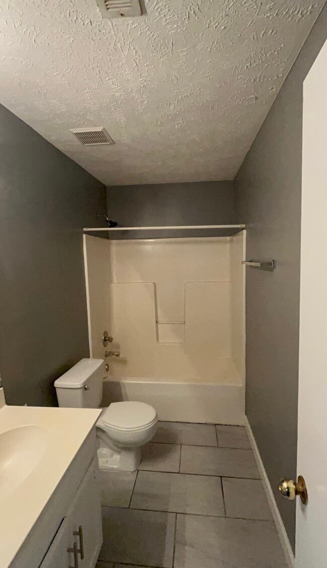 Photo - 6927 Bluegrass Stakes