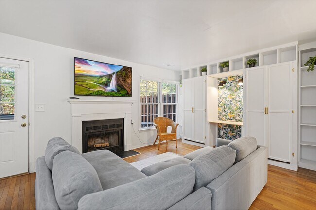 Photo - Park Flex Stays-Woodcroft Furnished Townhome! Utilities included - Available for variable term le...