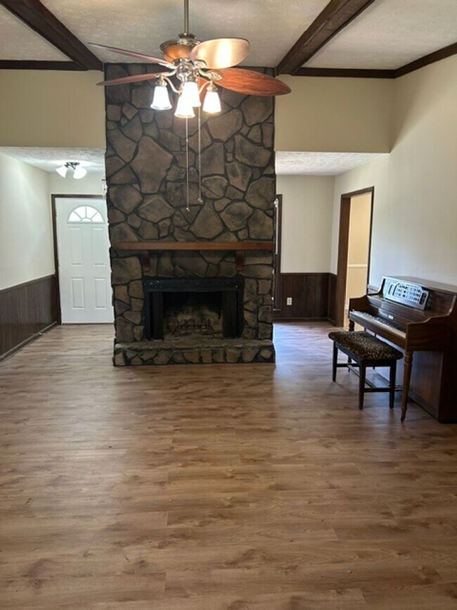 Photo - North Columbus 3 BR, 2BA, Great room and fenced yard
