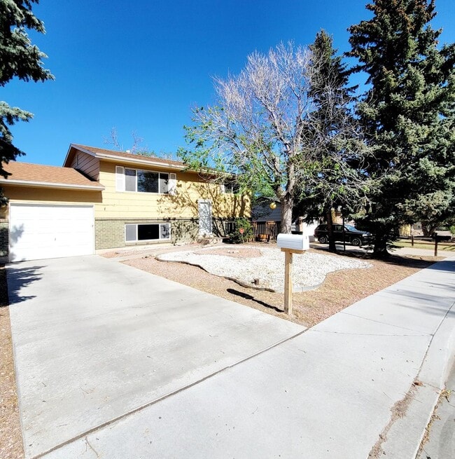 4 bedroom home with fenced back yard! - 4 bedroom home with fenced back yard!