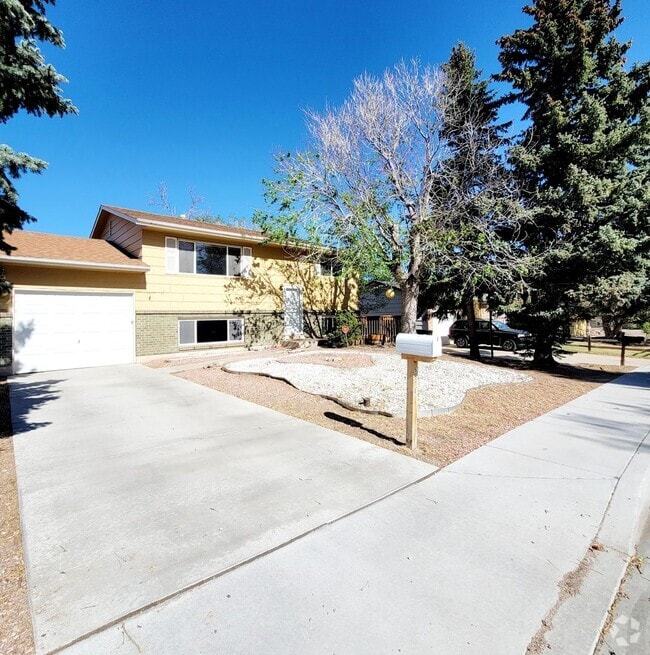 Building Photo - 4 bedroom home with fenced back yard!