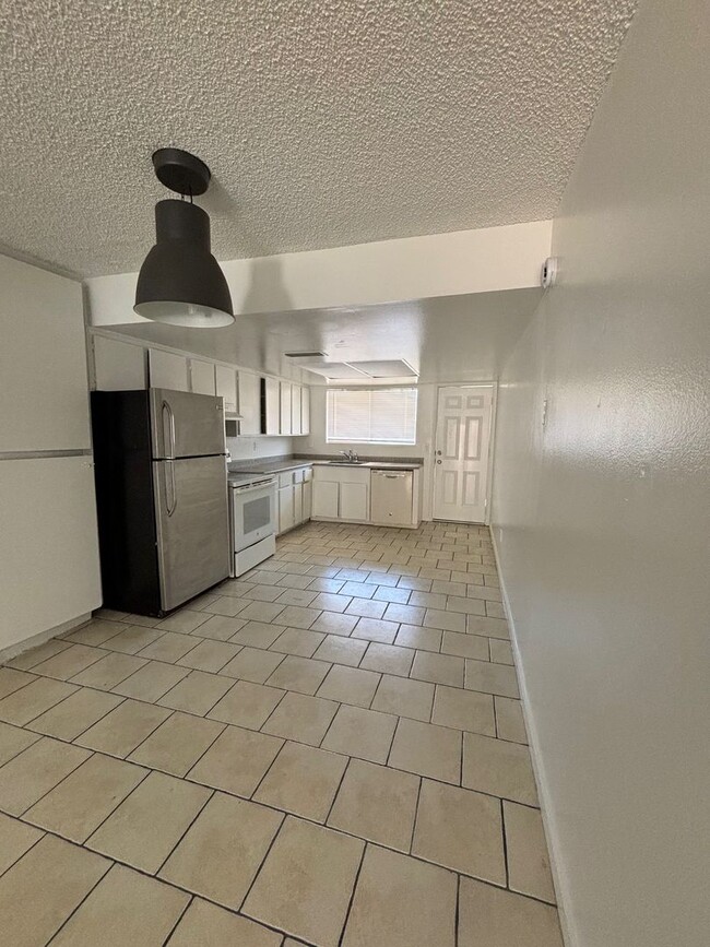 Building Photo - 2 BEDROOM 1 BATH SINGLE LEVEL WITH PRIVATE... Rental