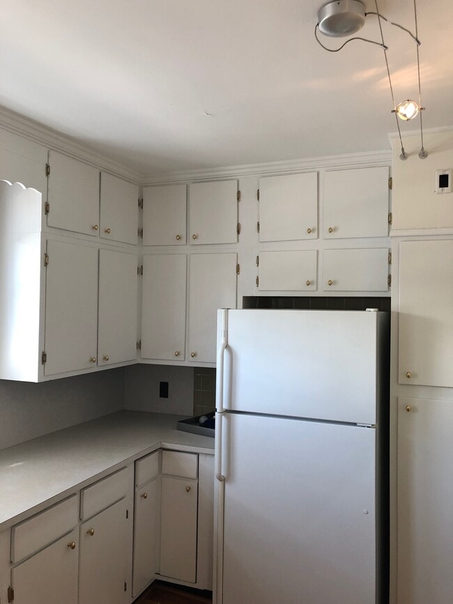 kitchen - 375 Fisher Rd Unit 375