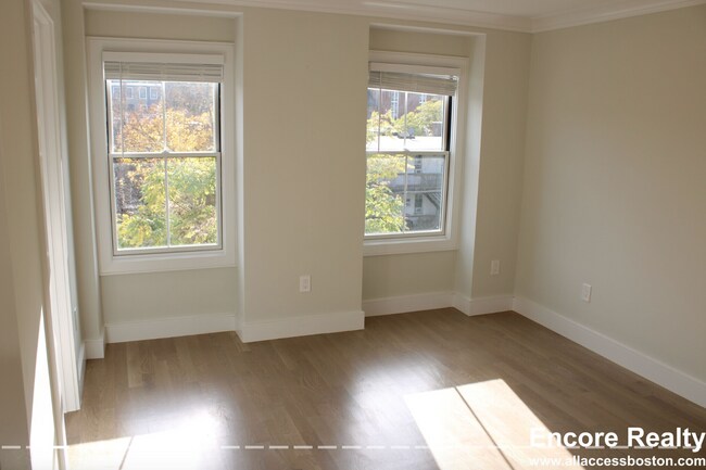 Photo - 303 Maverick St