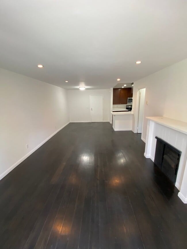 West Knoll Plaza Apartments
