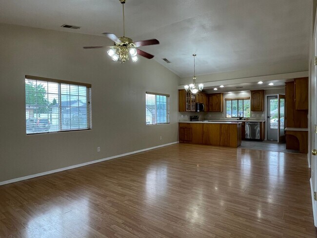 Photo - Beautiful 3 Bedroom 2 Bath Home in Eagle Point-Newly Upgraded