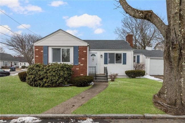 Building Photo - 33 Moorland Ave