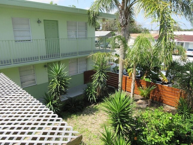 Photo - 1122 N H St Unit 16