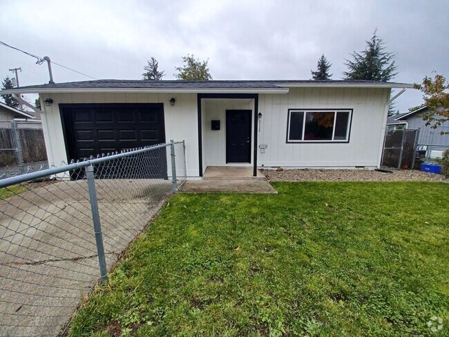 Building Photo - Newly remodeled 3 bed/1 bath home with fen...