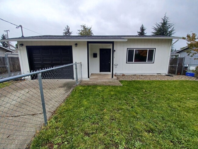 Newly remodeled 3 bed/1 bath home with fen... - Newly remodeled 3 bed/1 bath home with fen...