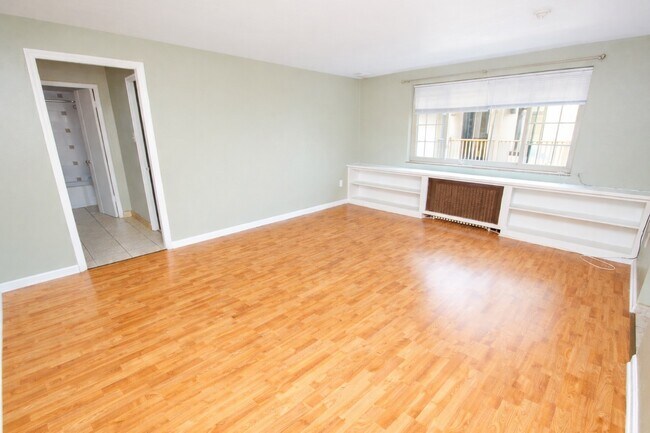 MONTROSE MANOR APARTMENTS -- 023