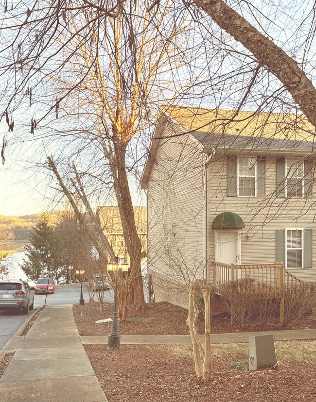 Building Photo - 14 Lake Village Ct Unit 14 Lake Village Ct