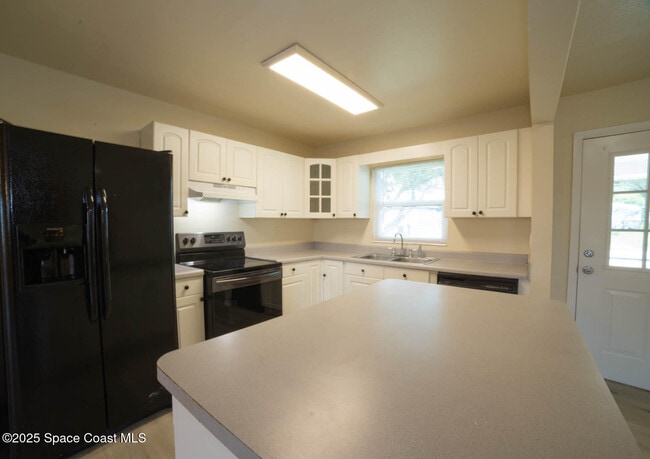 Photo - 950 Alford St