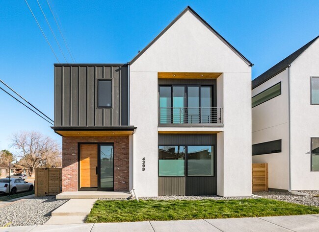 Building Photo - LUX 3BD, 4BA Sunnyside Home with Office and 2-Car Garage