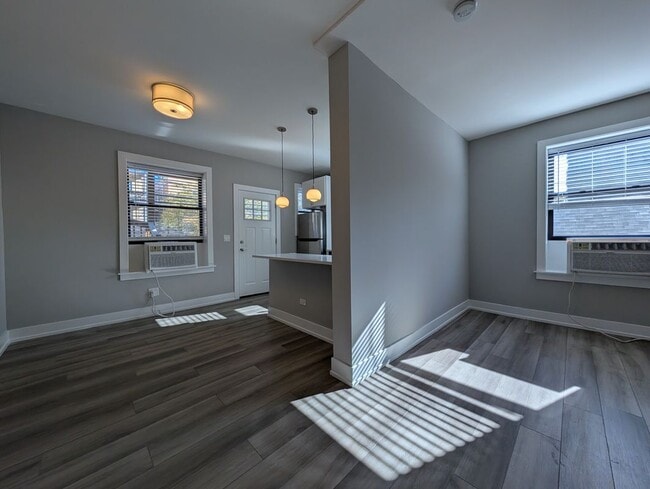 Building Photo - 3933 N Janssen Ave Unit 3937-E1