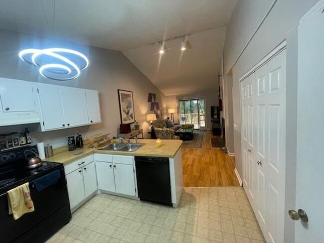 Photo - 907 W Chatham St