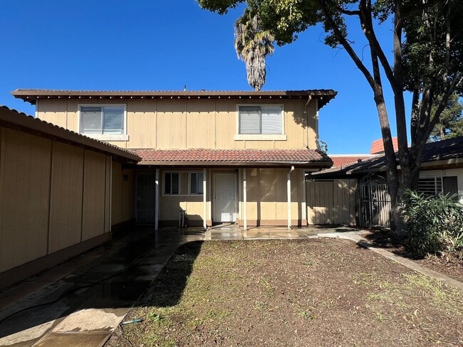 Building Photo - Duplex available in Little Saigon!