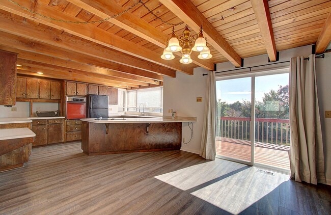 Photo - SPACIOUS 3+ BEDROOM SALMON CREEK/MOUNT VISTA MULTI-LEVEL HOME WITH LARGE FENCED YARD!