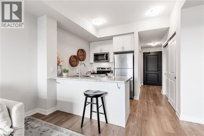 Photo - 870 Queenston Rd Unit 504